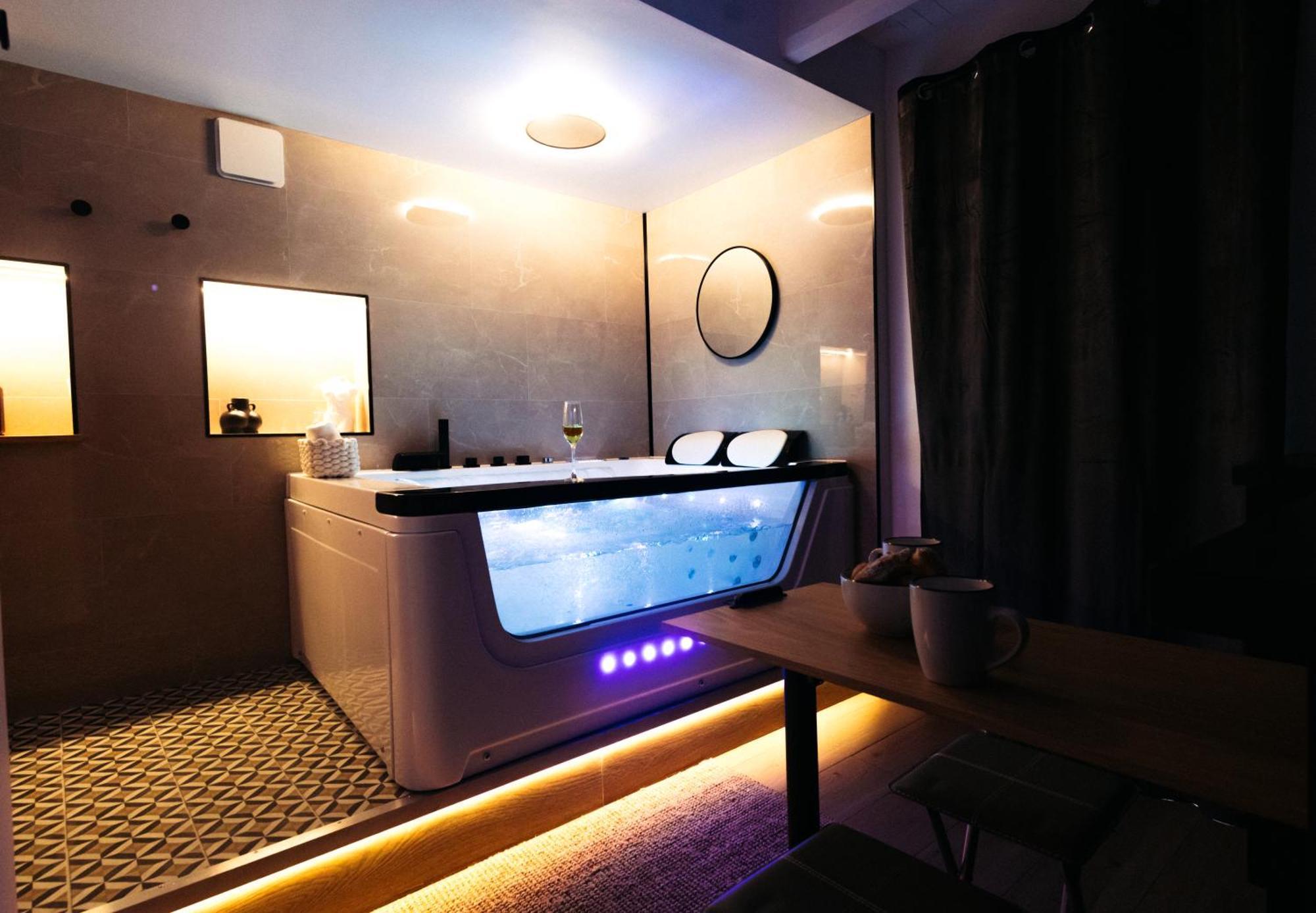 French Klss - Love Room By Prim0 C0Nciergerie Clermont-Ferrand Exteriör bild